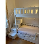 Łóżko piętrowe ze schodami jako praktyczne rozwiązanie do pokoju dzieci